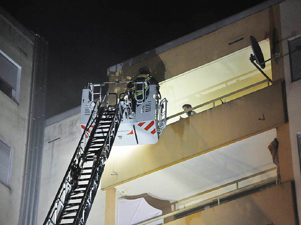 Ein Brand im Keller eines siebengeschossigen Gebudes hat eine komplexe Rettungsaktion der Offenburger Feuerwehr ausgelst: Das Treppenhaus war derart verraucht, dass die Bewohner mit Drehleitern in Sicherheit gebracht werden mussten.