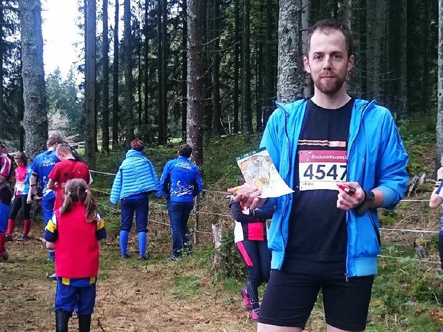 BZ-Mitarbeiter David Eickhoff vor dem ...aumen und Karte   in der rechten Hand.  | Foto: David Eickhoff