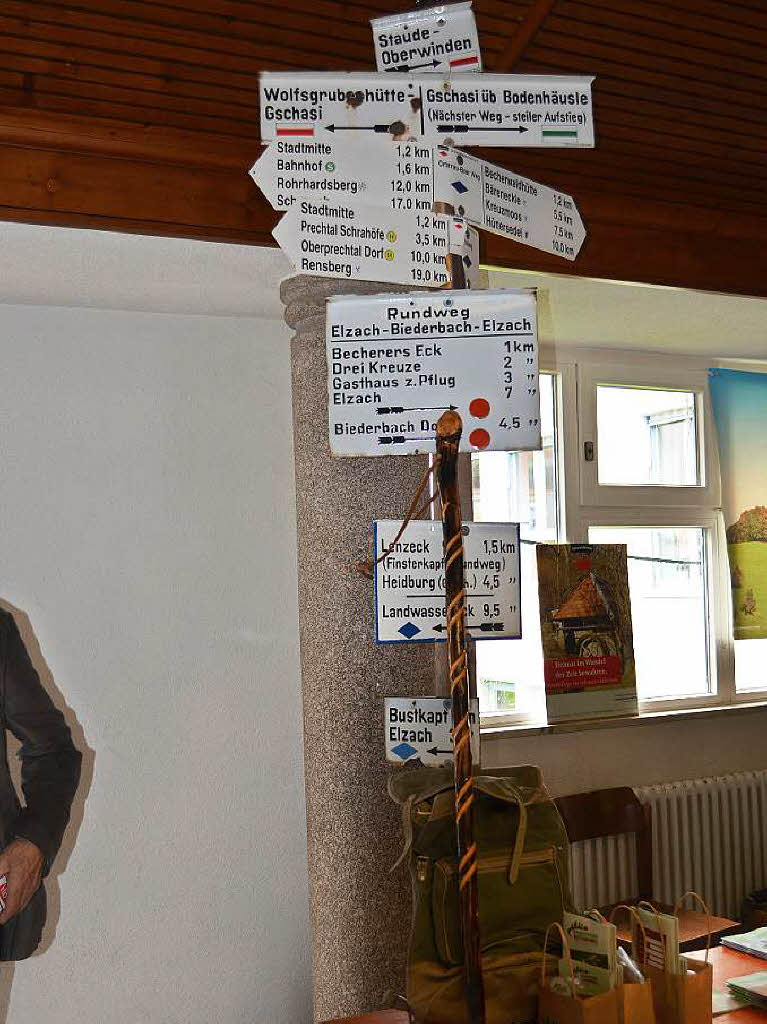 Es gibt viele Wanderwege im oberen Elztal: der Schilderwald beim Stand des Schwarzwaldvereins in der Pausenhalle deutete es an. Für den Hüttenwinkel hat der Verein noch weitere Ausschilderungen vorgenommen. Es gibt viele Wanderwege im oberen Elztal: der Schilderwald beim Stand des Schwarzwaldvereins in der Pausenhalle deutete es an. Für den Hüttenwinkel hat der Verein noch weitere Ausschilderungen vorgenommen.