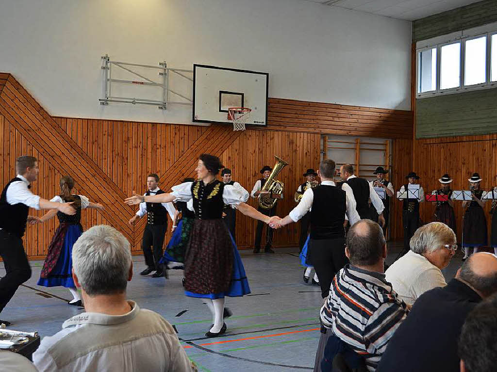 In der Sporthalle in Elzach wurde bewirtet. Musikanten und die Volkstanzgruppe Oberprechtal sorgten fr Unterhaltung.