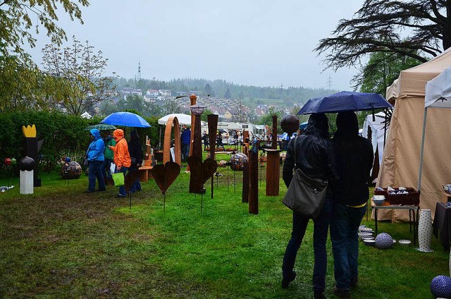 Verregnet war es auf dem Tpfermarkt. ...ein paar Anbietern die Laune vollends.  | Foto: Martina Proprenter