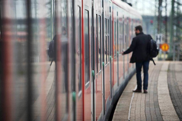 Bahnfahrer mssen sich in den nchsten...t informieren. Die Lokfhrer streiken.  | Foto: dpa