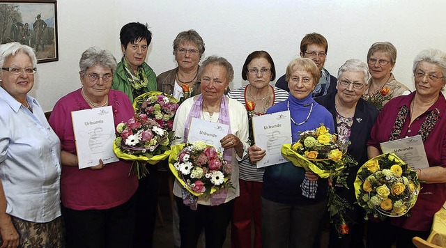 Seit Jahrzehnten dem Landfrauenverein ...ts) gratulierten den geehrten Frauen.   | Foto: heidi fssel