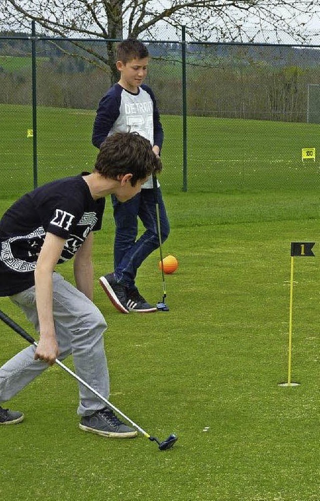 Viel Spa haben die Schler der Realschule Bonndorf beim Golf Training.   | Foto: Golfclub Obere Alp