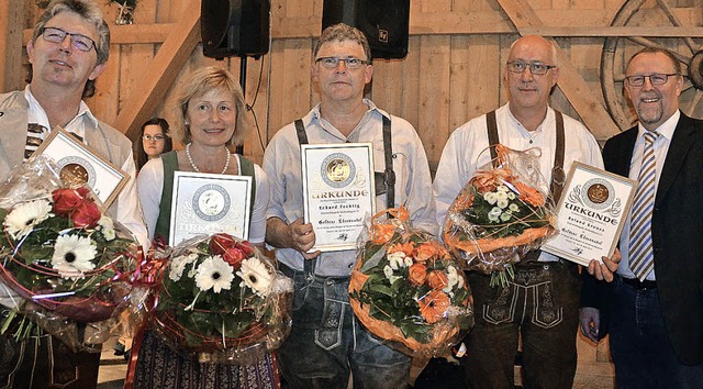 Die Geehrten (von links): Holger Bernh...ones mit Verbandsdirigent Gtz Ertle.   | Foto: Cornelia Selz