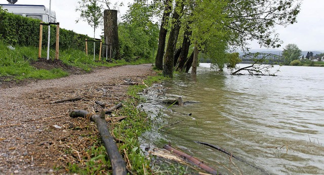 Beim Rheincamping in der Schmittenau s...s das Wasser bis auf den Schotterweg.   | Foto: Peter Rosa