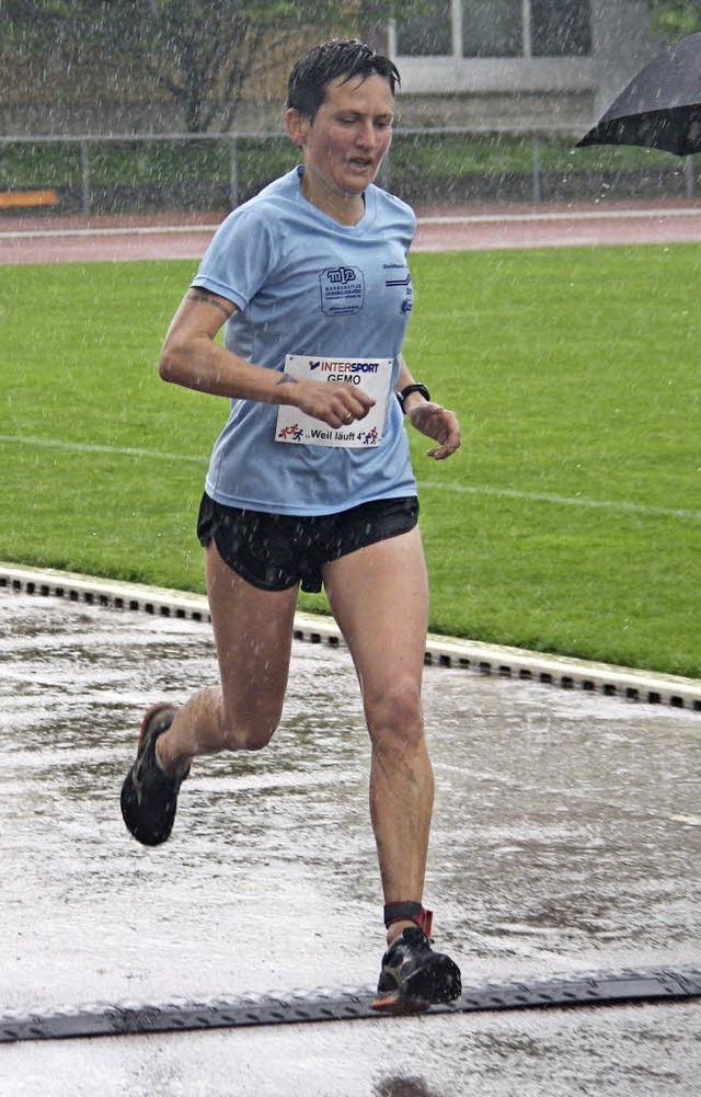 Siegerin im Regen bei Weil luft: Isabelle Mutter-Wilhelm   | Foto: Siemann