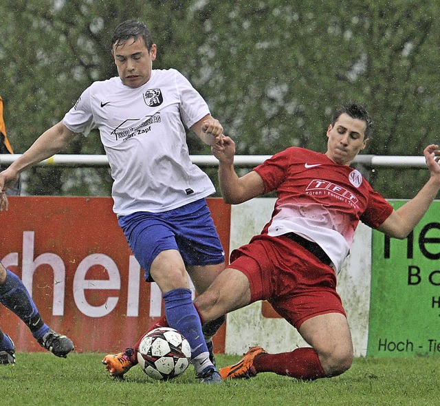 Dazwischen gegrtscht: Jannik Thiel (r... bedrngt den Murger Nicolai Zumsteg.   | Foto: Hecht