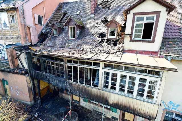 Der Brand am 11. April im Freiburger D... - und soll deshalb abgerissen werden.  | Foto: Ingo Schneider