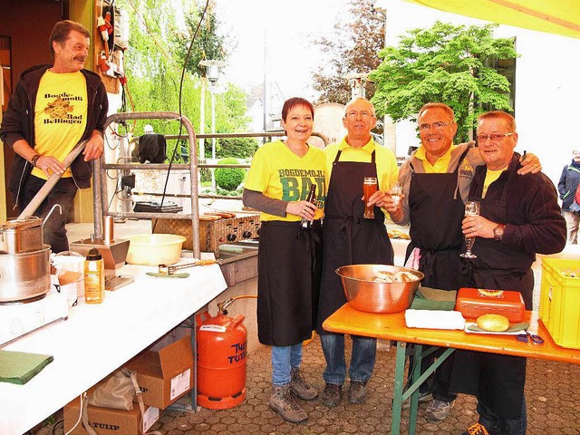 Katharina Mayer (Zweite von links) mit...er Bad Bellinger Feuerwehr am Rathaus.  | Foto: Jutta Schtz