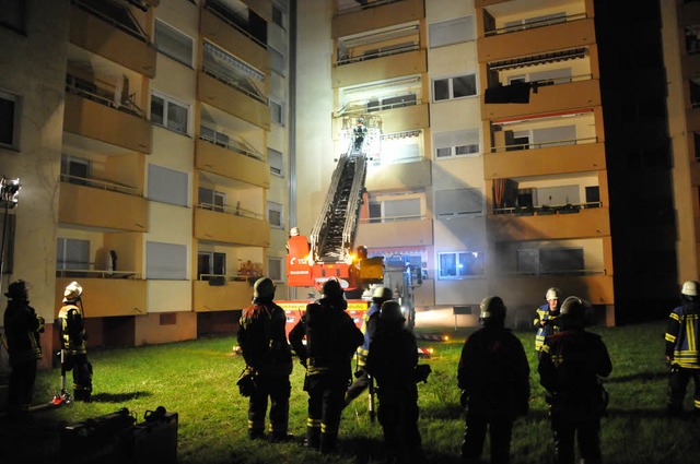 100 Feuerwehrleute waren in der Nacht auf Montag im Einsatz  | Foto: Helmut Seller