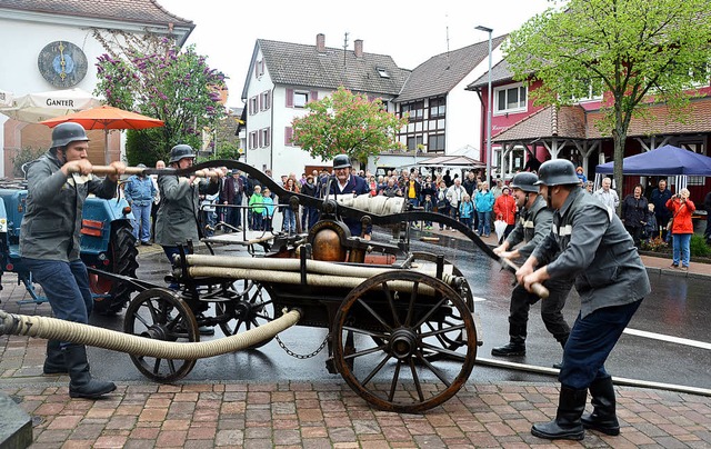 Leiselheim.Die Feuerwehrleute beim tat...Einsatz an der historischen Handpumpe.  | Foto: Roland Vitt