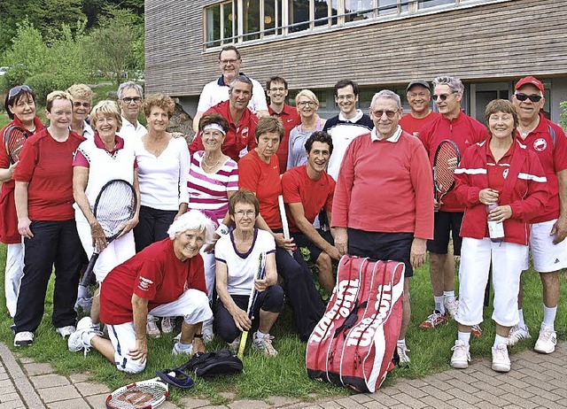 Die Mitglieder des Tennisclubs Rot-Wei...rch am Rande des Schleifchenturniers.   | Foto: Verein