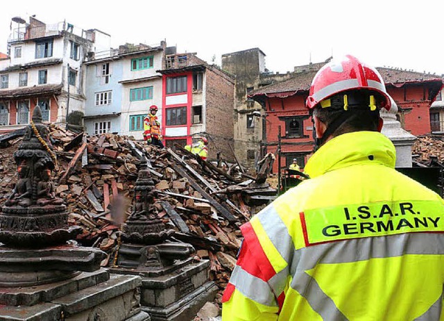 Nach dem Erdbeben in Nepal suchen Helf...n beschdigten Gebuden zu beurteilen.  | Foto:  I.S.A.R. Germany/dpa