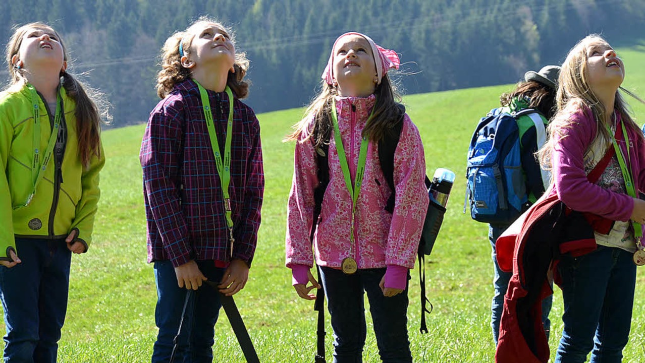 Kinder schauen nach oben