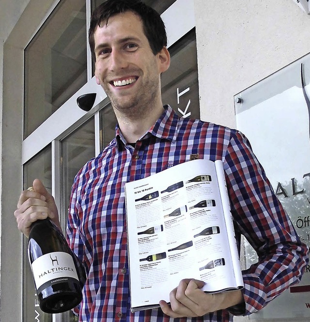 Michael Heintz mit dem prmierten Wein und den Ergebnissen der Verkostung.   | Foto: SENF
