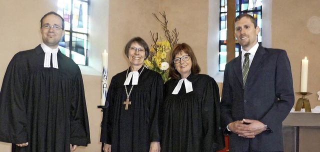 Pfarrer Christian Mack (ganz links) wu...t und Simon Keller (Namen von links).   | Foto: gabriele Rasenberger