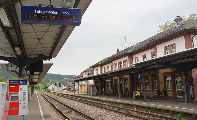 &#8222;Die Fahrt fllt heute aus&#8220...Bad Sckingen kam kaum ein Zug vorbei.  | Foto: Sina Gesell
