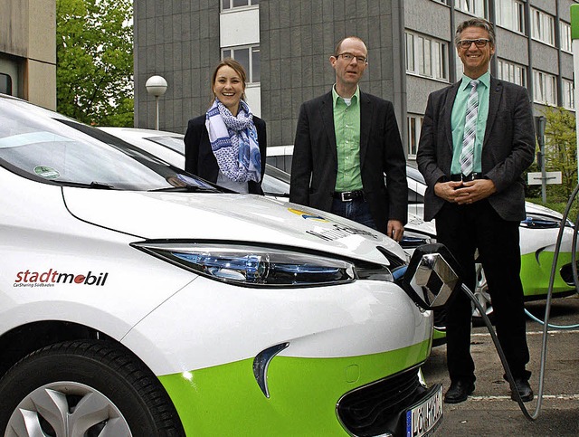 Nadine Eiden von der Schluchseewerk AG...k die   E-Cars  erklren (von links).   | Foto: Gerd Leutenecker