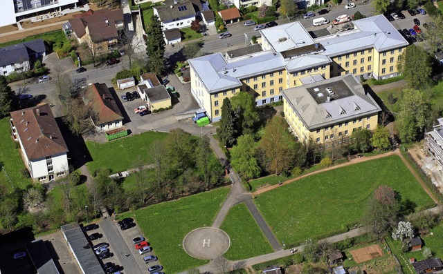 Das Kreiskrankenhaus in Schopfheim: Bl...tuell der Hubschrauberlandeplatz ist.   | Foto: Erich Meyer