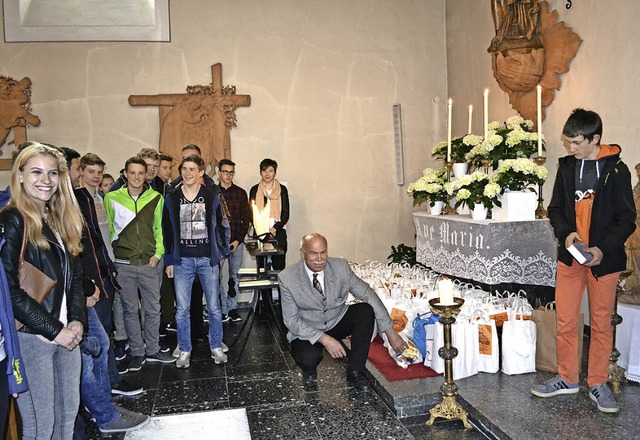 &#8222;Dosentag&#8220; in Zell: Firmlinge spenden fr den Tafelladen.   | Foto: Berger