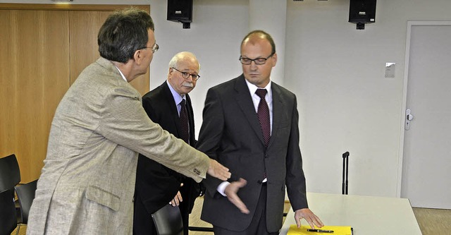 Hndedruck vor Gericht: Walter Scheife... Rechtsbeistand Klaus Peter Stiegeler.  | Foto: Michael Krug