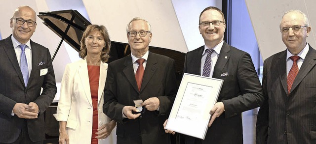 Gerhard Kempter,  Margot Selz, Wolfgan...links) bei der bergabe der Medaille.   | Foto: Ingo Schneider