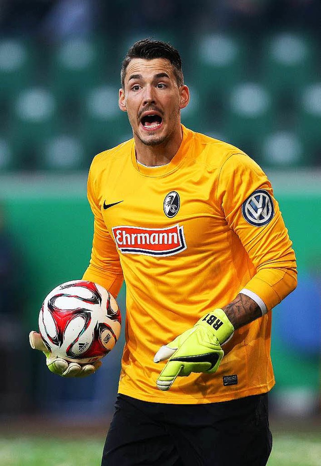 Der Torwart des SC Freiburg Roman Brk...n mit seiner guten Leistung empfohlen.  | Foto: AFP