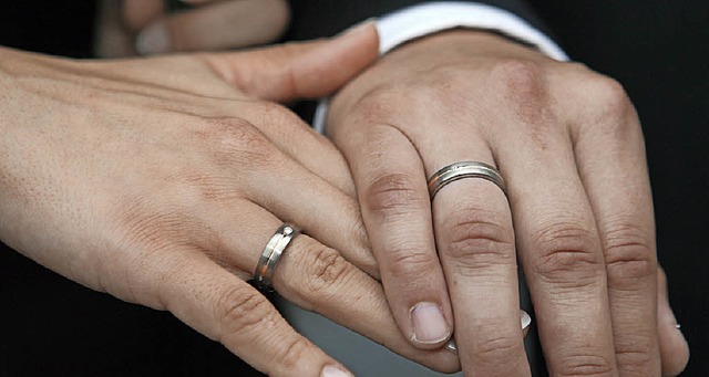 Wer vor dem Standesamt heiratet, wird nicht mehr automatisch entlassen.   | Foto: DPA