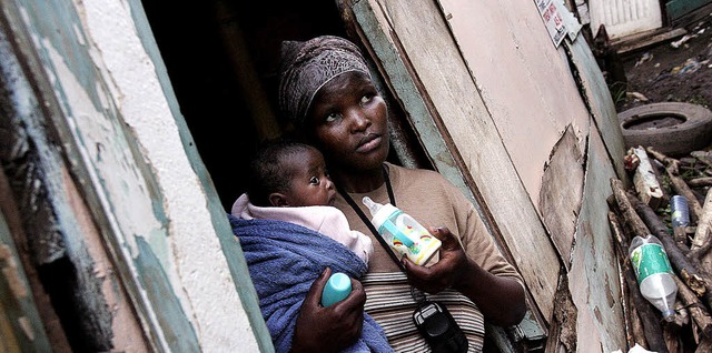 Weniger als 1,25 Dollar pro Tag hat di...n einem sdafrikanischen Armenviertel.  | Foto: AFP