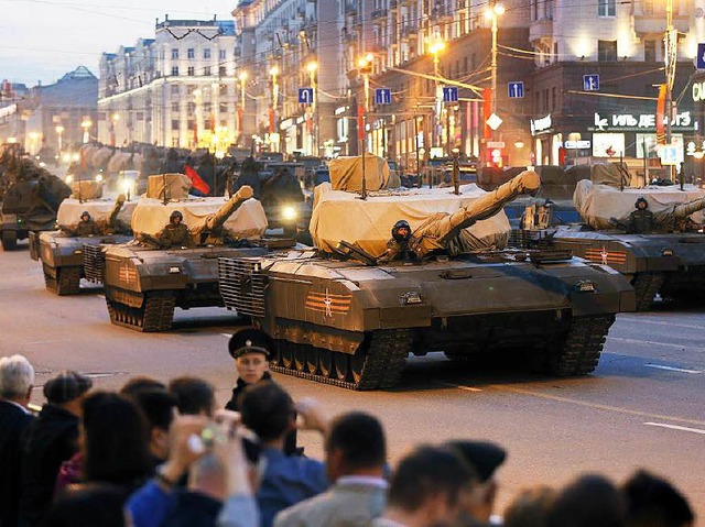 Noch verhllt: Russische Panzer des Ty...e auf der Twerskaja Strae in Moskau.   | Foto: dpa