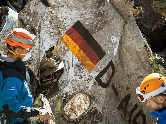 Trmmerteile der Germanwings-Maschine in den franzsischen Alpen.  | Foto: dpa