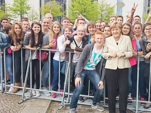 Zufllige Begegnung: Die Zehntklssler...el vor dem Reichstagsgebude begegnet.  | Foto: Privat