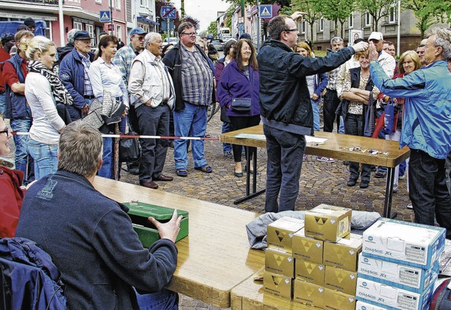 Reichlich Interesse an den Donaueschin...te  bei der  Auktion vor dem Rathaus.   | Foto: Martin Kleinert