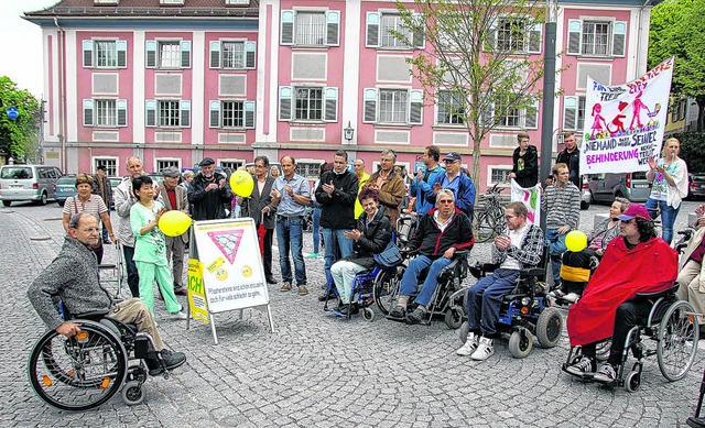 Manfred Kempter (links) spricht bei de...ue Granitpflaster im Residenzbereich.   | Foto: Gnter Vollmer