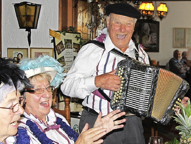 Herbert Fitzke ist nicht nur ein Knne...kam denn auch gleich Hochstimmung auf.  | Foto: Martha Weishaar