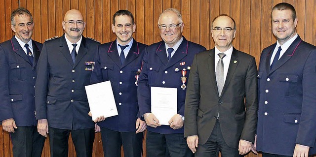 Viele Gratulanten &#8211; links Leonha...ider (Dritter und Vierter von links).   | Foto: Feuerwehr Elzach