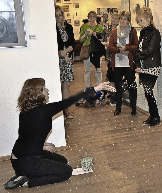 Lenka Kahuda Klokockov wirft  Erbsen umher.   | Foto: Julius Steckmeister