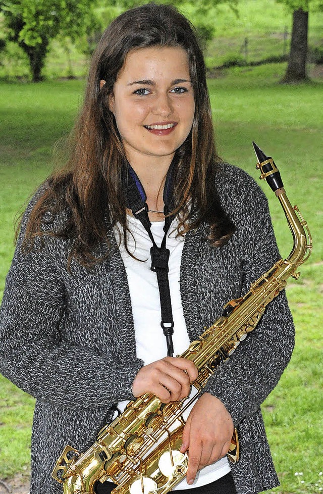 Gabriela Brstle hat das goldene Leist...ag beim Konzert der Stadtkapelle mit.   | Foto: m. vetter