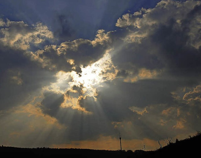 Die Sonne hat sich im April immer wied...en Weg durch die Regenwolken gebahnt.   | Foto: dpa