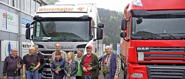 Mit kirchlichem Segen und einer Rose w...hier vor dem HfO-Lager in Brandenberg.  | Foto: Ulrike Jger