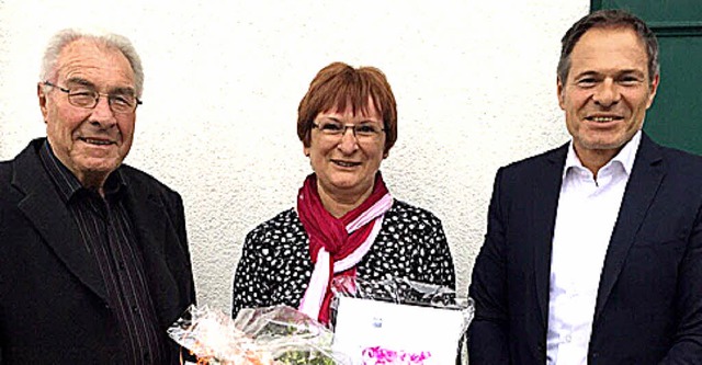 Firmengrnder Dieter Leppert (links) u...Leppert mit der Jubilarin Maria Rondak  | Foto: ZVG