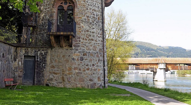 Die Wiese beim Diebsturm in Bad Sckin.... Rechts die Holzbrcke ber den Rhein  | Foto: Sina Gesell