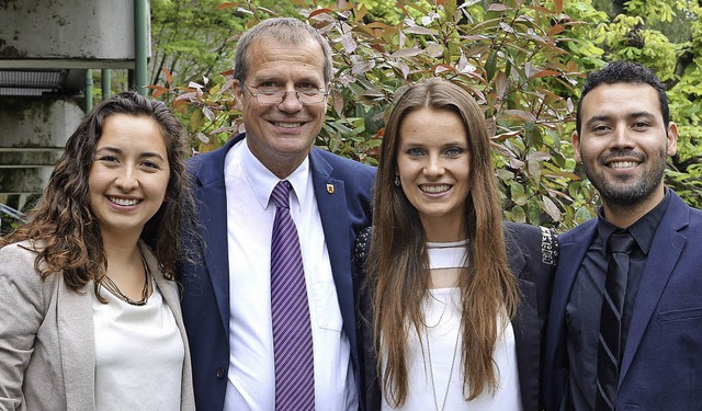 Up with People im Rathaus (von links):..., OB Klaus Eberhardt, Anna und Angel.   | Foto: Stadt