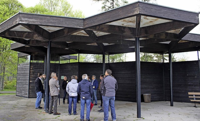 Der Gemeinderat Schluchsee besichtigte...rpark, deren Dach einzubrechen droht.   | Foto: Luisa Denz
