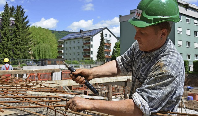 Andreas Knorr bindet einen sogenannten...amilienhauses &#8222;Hilarius&#8220;.   | Foto: Sina Gesell