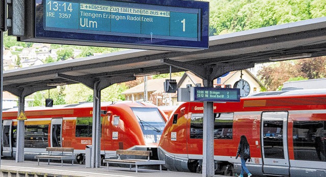 Am Bahnhof in Waldshut stehen zahlreic...ngen im Personenverkehr konfrontiert.   | Foto: Peter Rosa