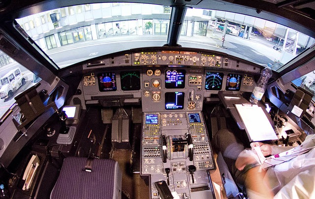 Blick in das Cockpit des verunglckten... 2015 auf dem Flughafen in Dsseldorf   | Foto: DPA