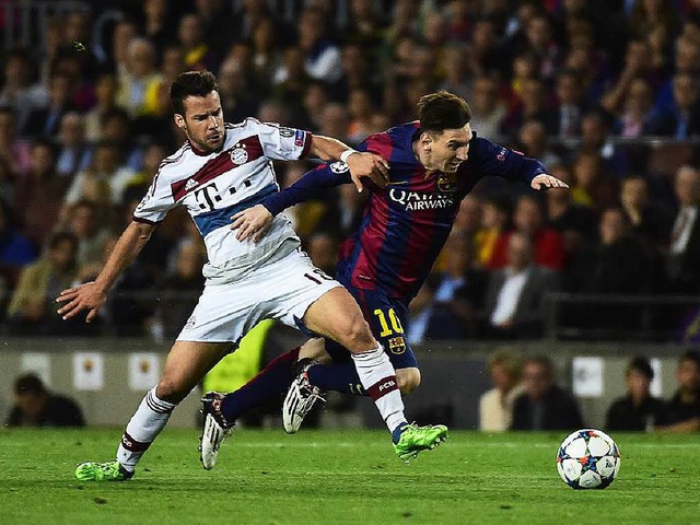 Lionel Messi (rechts) war von den Bayern nicht zu stoppen.  | Foto: AFP