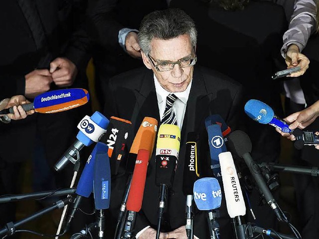 Innenminister Thomas de Maizire stellt sich den Fragen der Journalisten.   | Foto: AFP